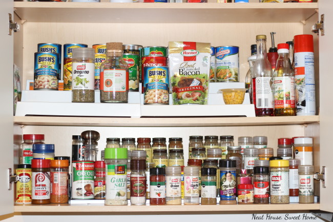 An easy and affordable system to organize your spices -and canned food- in your kitchen cabinet.
