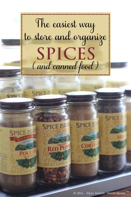 An easy and affordable system to organize your spices -and canned food- in your kitchen cabinet.