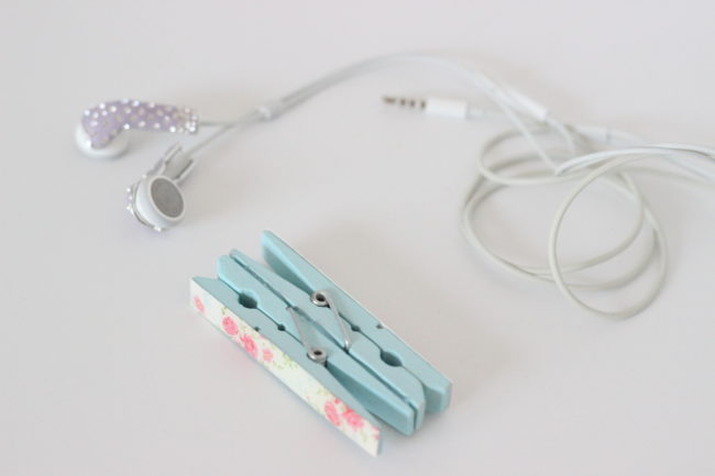 DIY Earbuds Holder | When I saw these cute shabby chic clothespins, I knew I had to create something fun with them.