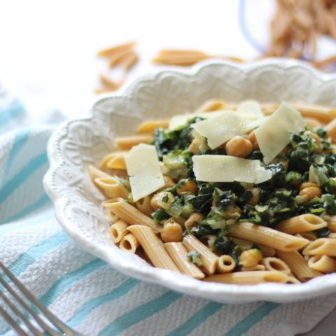 You can make this delicious whole wheat pasta with chickpeas and spinach in a cinch. It makes a perfect, balanced lunch, and a nutritious, filling dinner.