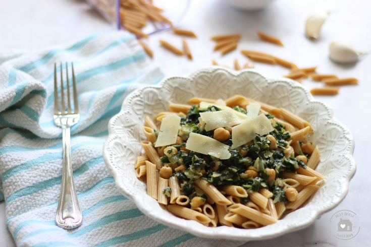 You can make this delicious whole wheat pasta with chickpeas and spinach in a cinch. It makes a perfect, balanced lunch, and a nutritious, filling dinner.