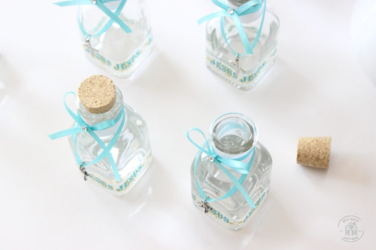 Make these beautiful holy water favors to give at your next religious celebration. These are the perfect -and inexpensive- favors